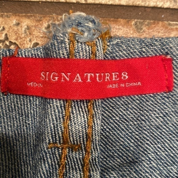 Signature 8 Distressed and Frayed Mid-rise Shortie jean Shorts size 6 - Picture 3 of 7